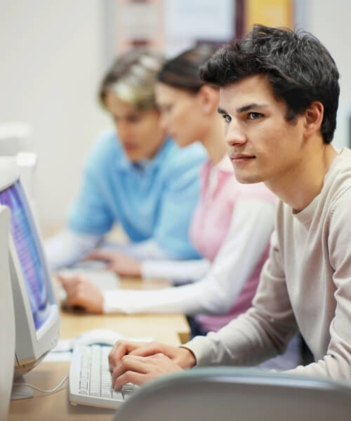 Chico-estudia-con-ordenador