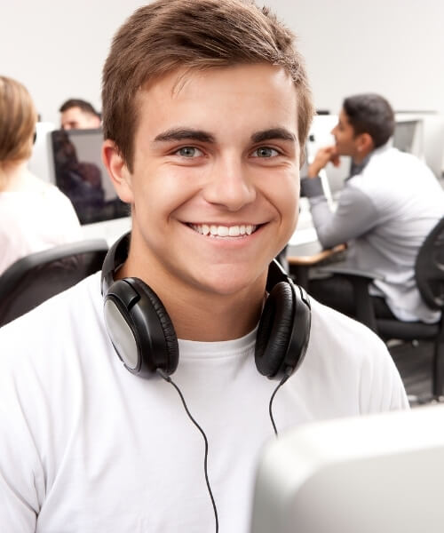 Chico-joven-con-cascos