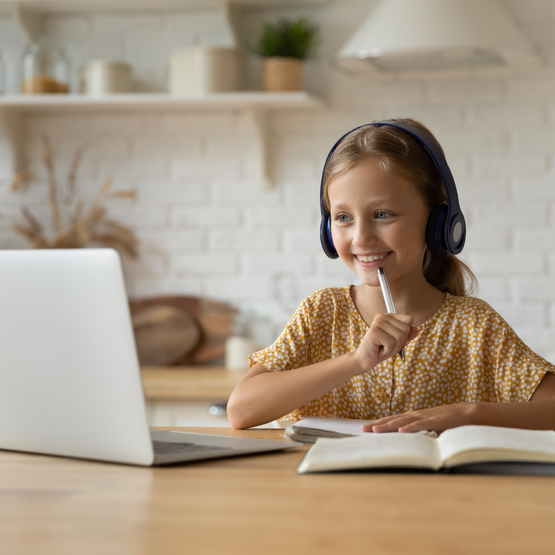 NIÑA CON ORDENADOR SONRÍE